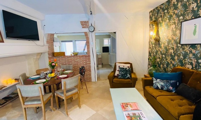Bar-sur-Seine Maison | chez Brigitte, maison de ville en pan de bois, cour intérieure