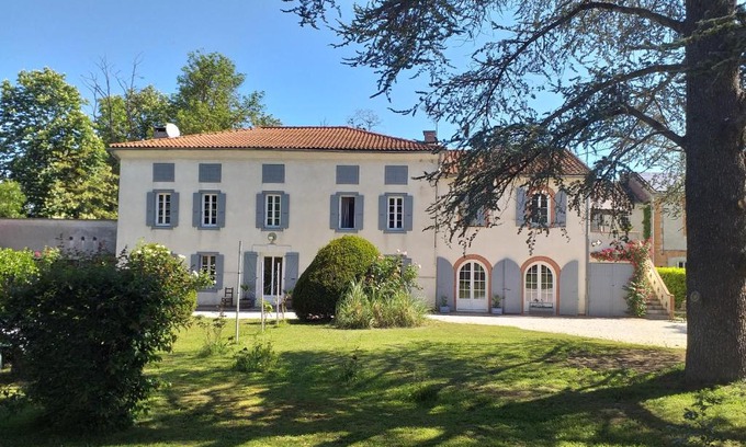 Le Fossat Maison | Chez Celine et Philippe chambre Marie dans propriété de charme avec piscine