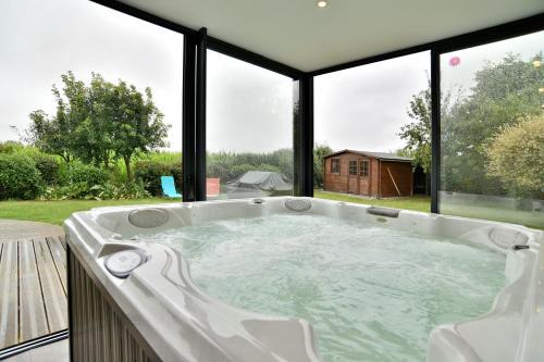 Plenee-Jugon Maison | Chez Marie-Céline - Maison avec jacuzzi à 20 min du Val André