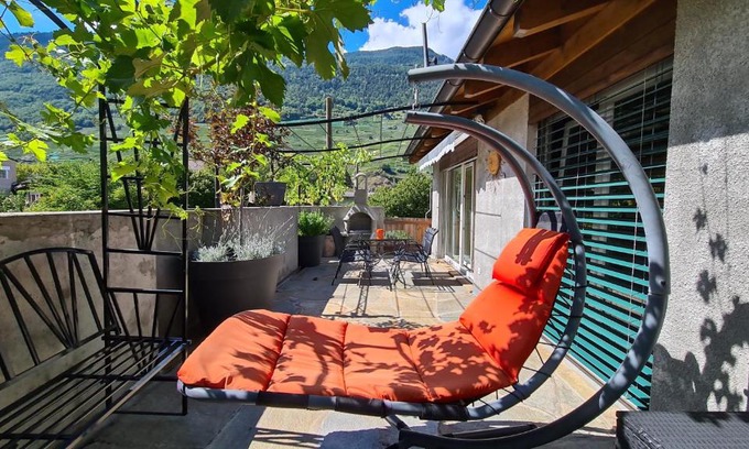 Martigny Appartement | Chez Pewee, beau duplex en ville, parc privé