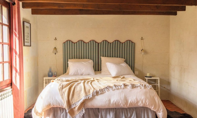 Gennes-Val-de-Loire Maison | Chez René - Room with view of the manor house