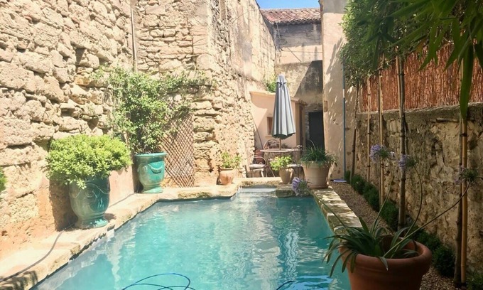 Uzes Maison | Appartement avec piscine au cœur d’Uzès, à quelques pas de la Place aux Herbes, 16e siècle