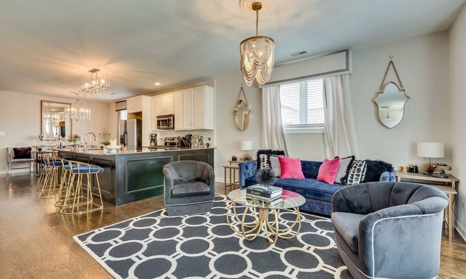 Tri-Taylor Appartement | Chi-Town Chill - Get Anywhere in the City from This Perfectly Located Duplex by AllSet Turnover