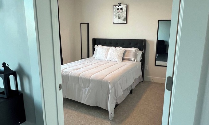 Home Park Appartement | Chic 1-bedroom apartment City-View Luxe Stay 7 Mins to Mercedes-Benz