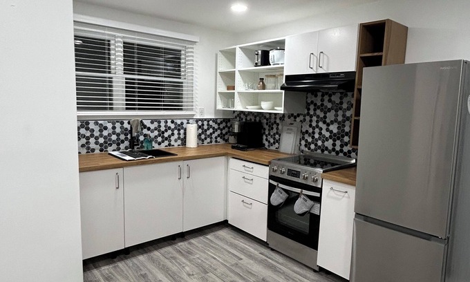 Lynn Appartement | Chic 1-bedroom apartment in cool Lynn with AC, WiFi, Full Bath and Full Kitchen