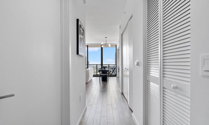Downtown Miami Appartement | Chic 1-King bedroom with rooftop pool and a view that is unforgettable