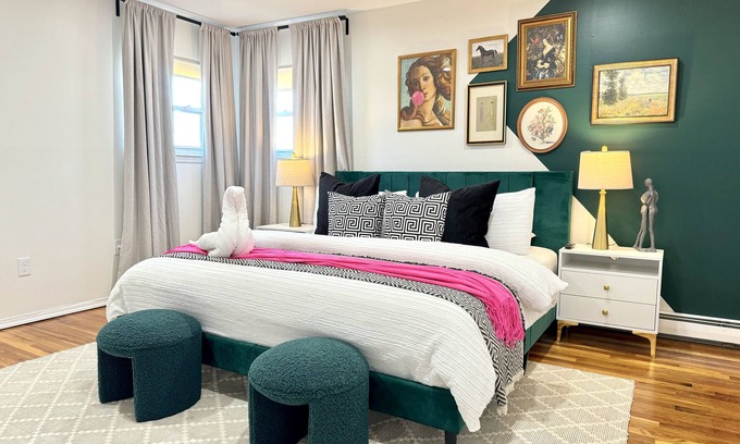 West Hempstead Appartement | Chic 2-Bed Apt Free Wi-Fi/King Bed/ Parking & Mid-Century Charm