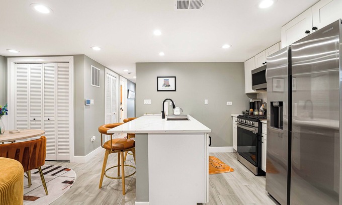 Tri-Taylor Appartement | Chic 2-Bedroom/1 Bath Apartment in Fully Renovated Rowhouse