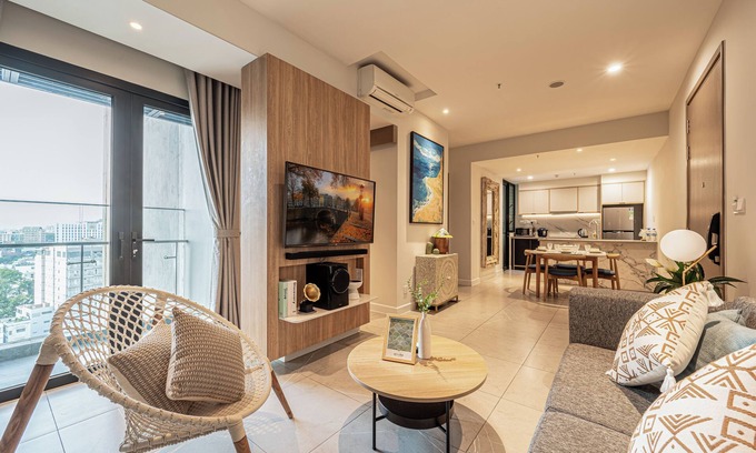 District 4 Appartement | Chic 2-bedroom apartment with Pool & Gym in enchanting Saigon