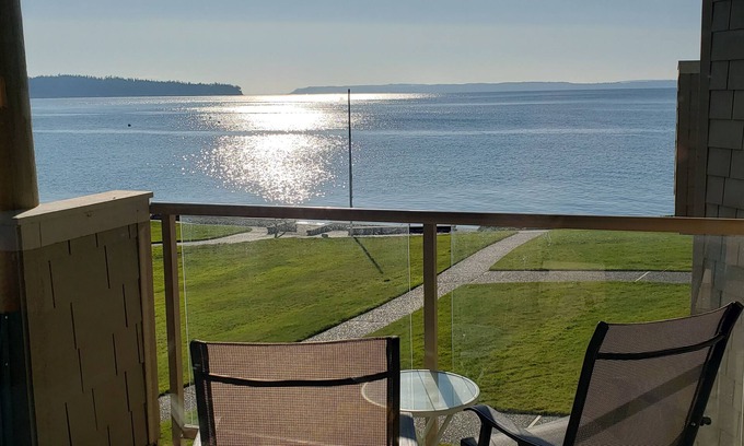 Freeland Copropriété | Chic 2-bedroom beachfront condo on Mutiny Bay with water views