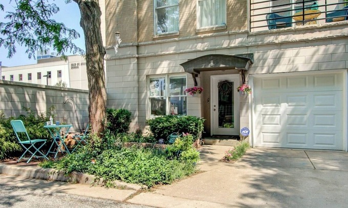 South Loop Maison | Chic 2-Bedroom Townhouse with Rooftop, Free Parking, in Downtown Chicago!