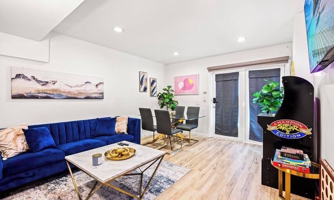 El Porto Maison | Chic 2BD - 1 Block to Beach Heaven