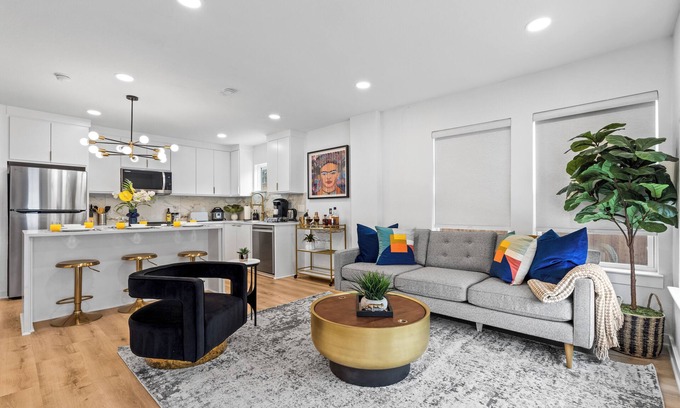 Oak Cliff Appartement | Chic 2BR flat w/fireplace & gated parking
