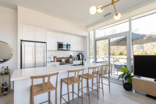 Innisfil Appartement | Chic 2BR with Patio - Pool - Hot Tub - BBQ - Friday Harbour