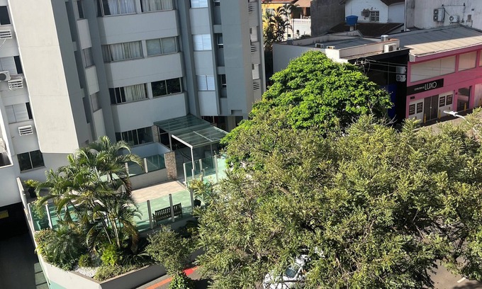 Centro Appartement | Chic 3-bedroom apartment with WiFi, AC in vibrant Centro Londrina