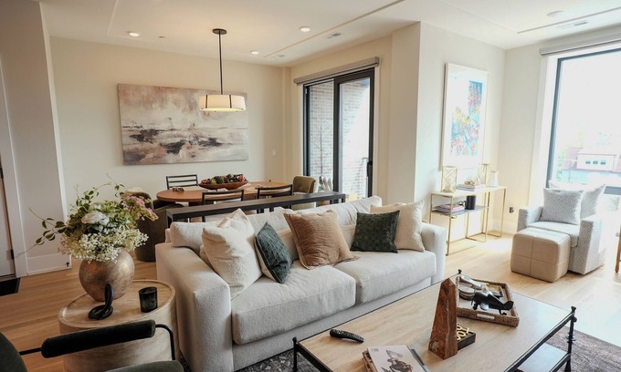 Lakeview Copropriété | Chic 3-Bedroom Condo in Lakeview Central. Private Rooftop, City & Ballpark Views