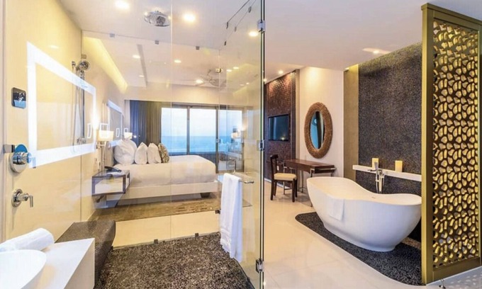 Puerto Juarez Station Balnéaire | Chic 3 Bedroom Loft with Private Rooftop & Jacuzzi; on Luxury Cancun Resort