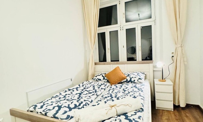 Liesing Appartement | Chic 5BR Apt for 10P; w/ Direct City Access