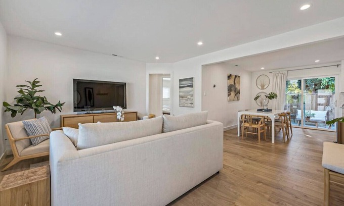 North Whisman Maison | Chic and Comfy Home in the Heart of Silicon Valley
