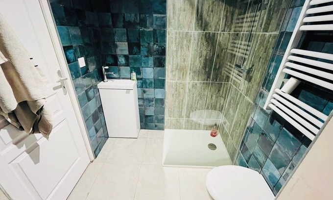 Tremblay-en-France Appartement | chic and peaceful at only 10 mins from Charles de Gaulle Airport