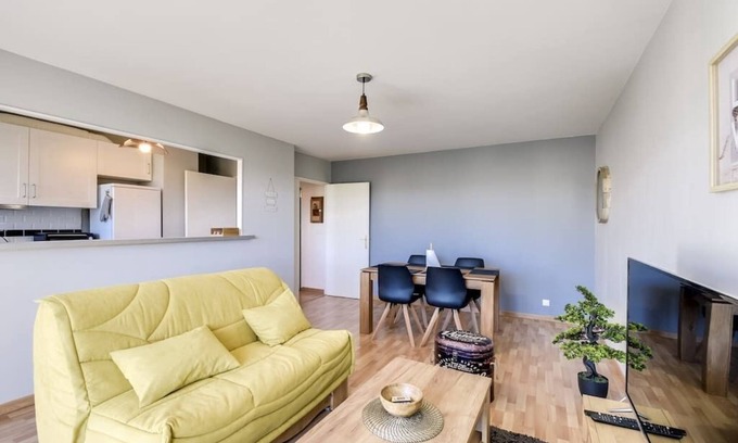 Courdimanche Appartement | Chic apart with parking and balcony