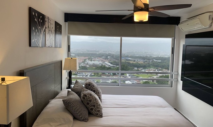 Heredia Appartement | Chic APT vue imprenable près de l'aéroport et du centre-ville