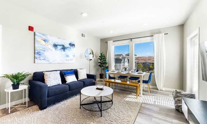Sparks Appartement | Chic Apt. w/ Jacuzzi, Pool, BBQ, & Mountain Views