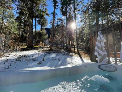 Cascade-Chipita Park Chalet De Ski | Chic chalet w/hot tub, ping-pong, arcade bball