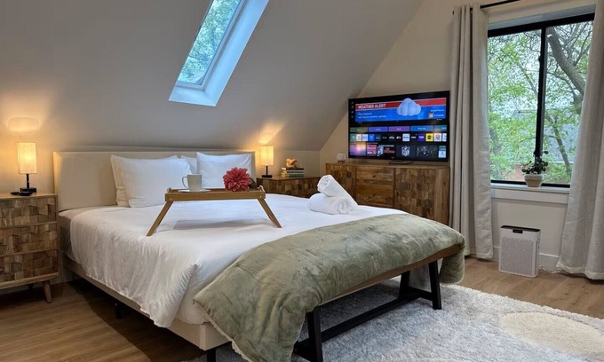 Avondale Copropriété | Chic Chicago Spa Retreat – Luxe & Light-Filled