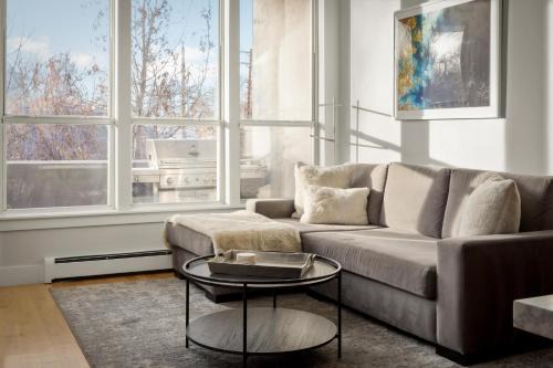 City Park West Maison | Chic City Park Home - Rooftop Deck - Skyline Views