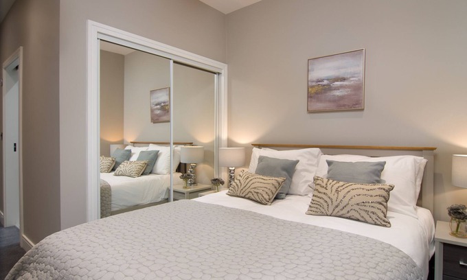 Duddingston Villa | Chic City Villa with Garden and Hot Tub