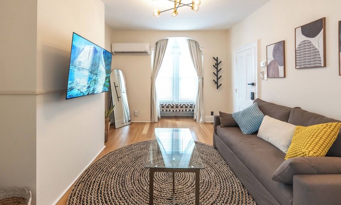 Jersey City Appartement | Chic & Comfortable 1 bhk with EV Parking. Journal Sq. Sleeps 4.