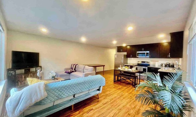 West Queen Anne Maison | Chic & Cozy 2BR/2BA in Queen Anne Comfortabl Stay