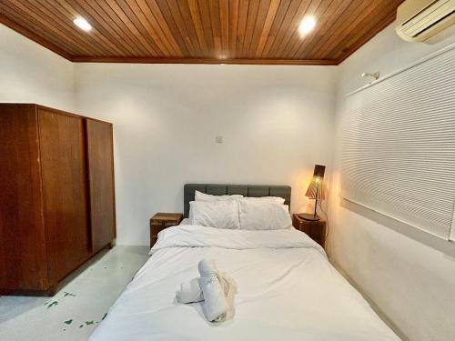 Tunku Appartement | Chic Designer Bedroom near LRT SS1 PJ
