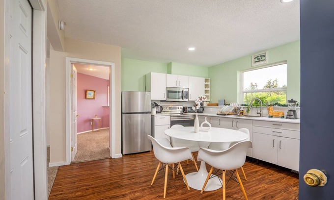 Old Evergreen Highway Appartement | Chic Designer Retreat Nestled in an Upscale, Tranquil Enclave