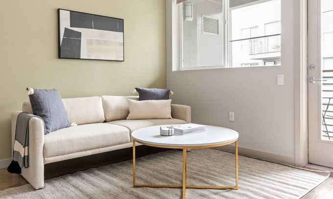 Little Tokyo Appartement | Chic Downtown 2BR w/ Pool, W/D & Gym, near 7th St Metro, by Blueground