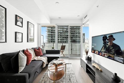 Downtown Toronto Appartement | Chic Downtown Toronto Haven - Private Patio