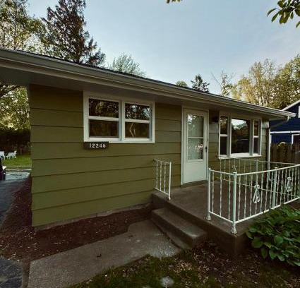 Shorewood-Tower Hills-Harbert Maison | Chic Dunes Cottage with HOT TUB near Warren Dunes