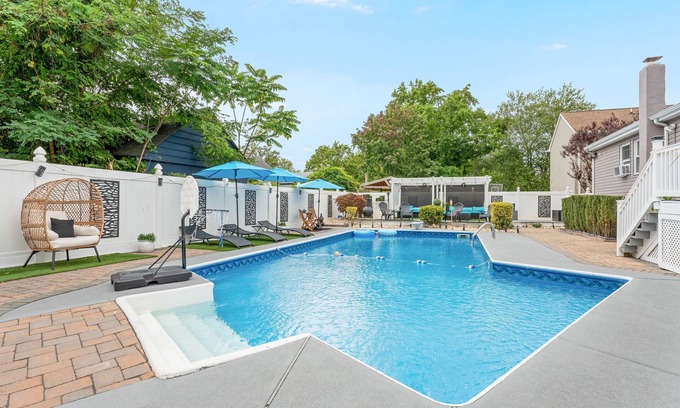 Neptune City Maison | Chic & Elegant Retreat With Pool And FREE Parking Sleeps 16 Guests