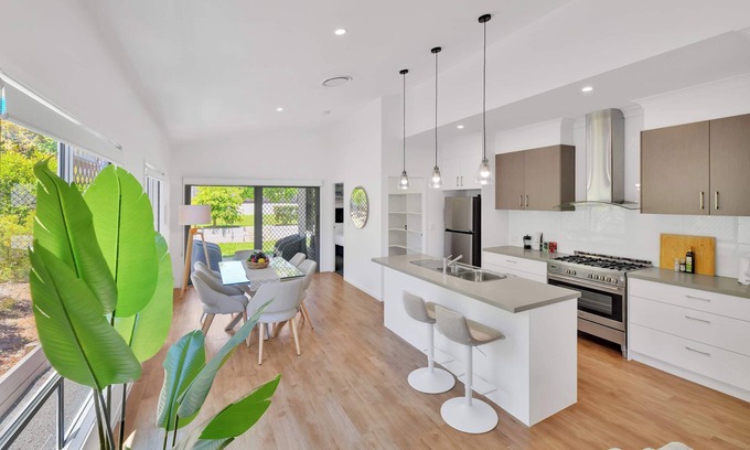 Scarborough Maison | Chic Family Friendly 4BR Retreat Near Redcliffe