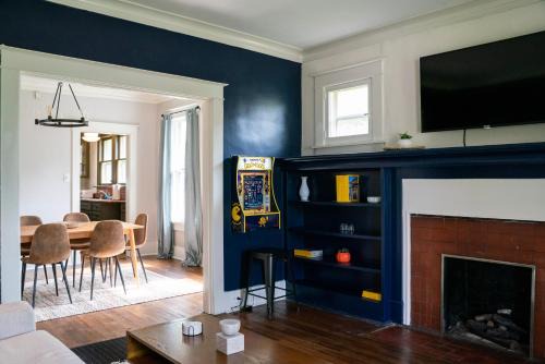 East Midtown Maison | Chic Family Retreat/All-New, Arcade, Garden, A/C