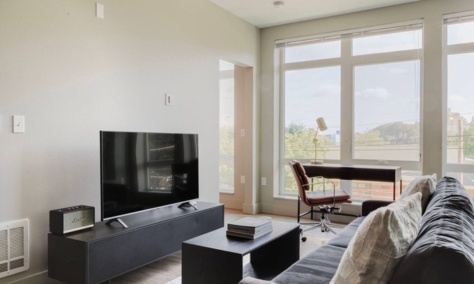 Squire Park Appartement | Chic First Hill 1BR w/ Roof Lounge & Bike Storage, by Blueground