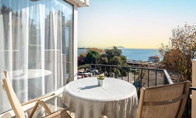 Moda Appartement | Chic Flat with Balcony near Moda Shore