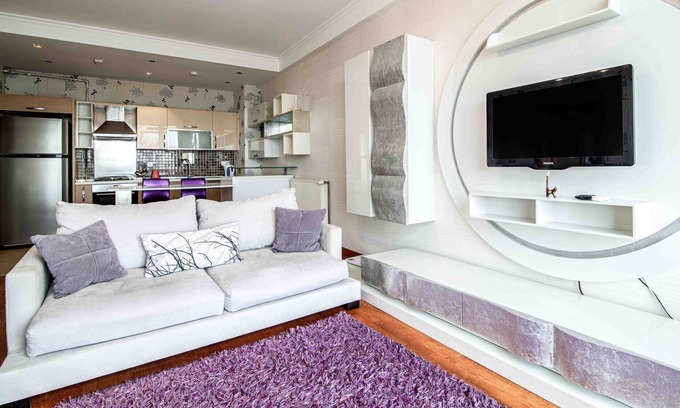 Kucukcekmece Appartement | Chic Flat with Kucukcekmece Lake View and Balcony