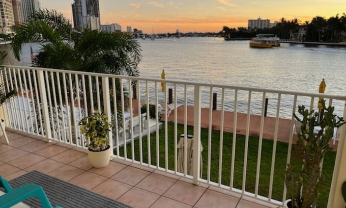 Barrier Island Copropriété | Charming 1-BR condo on Fort Lauderdale Beach, breathtaking Waterfront Views