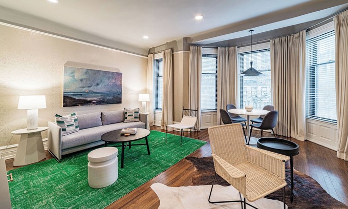 Gold Coast Appartement | Chic & Historic Apartment Steps from Mag Mile