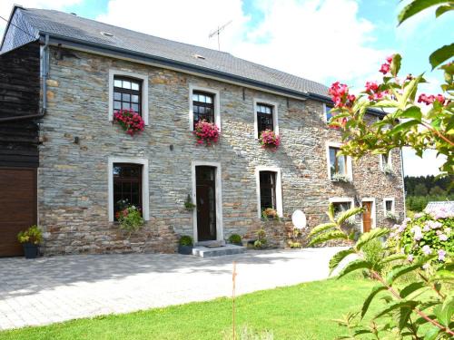 Vaux-sur-Sure Maison | Chic Holiday Home with Garden