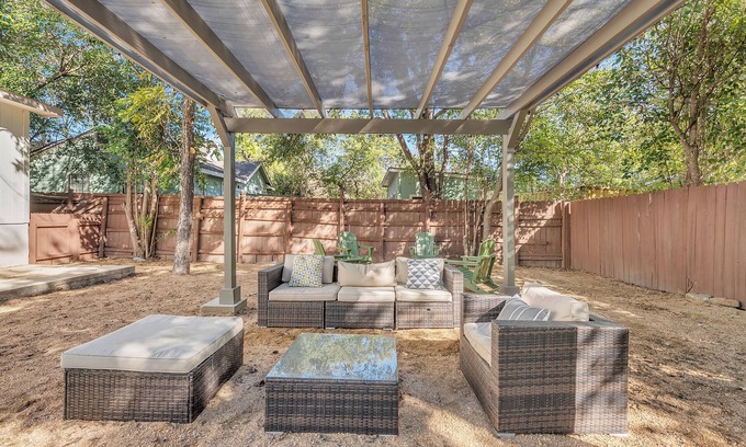 Dawson Maison | 3-bedroom in SOCO, Lady Bird, Downtown, Walkable !
