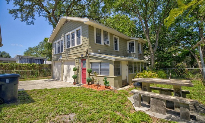 South Seminole Heights Appartement | Chic Loft in Heart of Tampa - Modern 2-Bed Retreat w/ Shared Yard