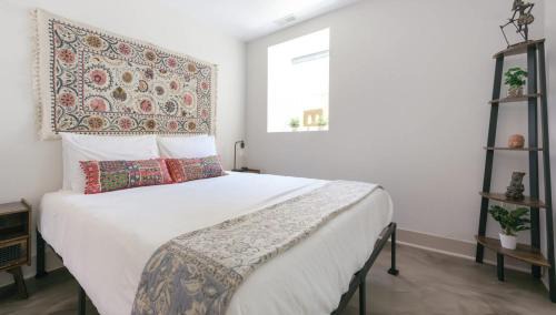 Whittier Appartement | Chic Lower-Level Stay - Prime Walkable Locale
